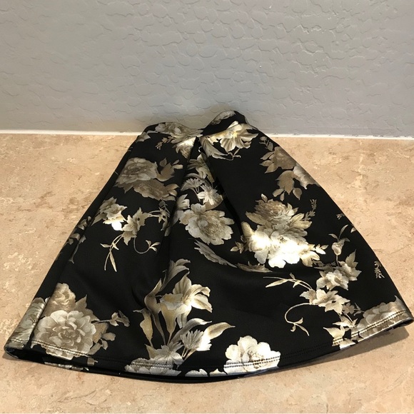 Charlotte Russe Black Gold Floral Pleated Skirt - Picture 4 of 7